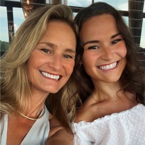 Meet your Poshers, Steph and Sam!